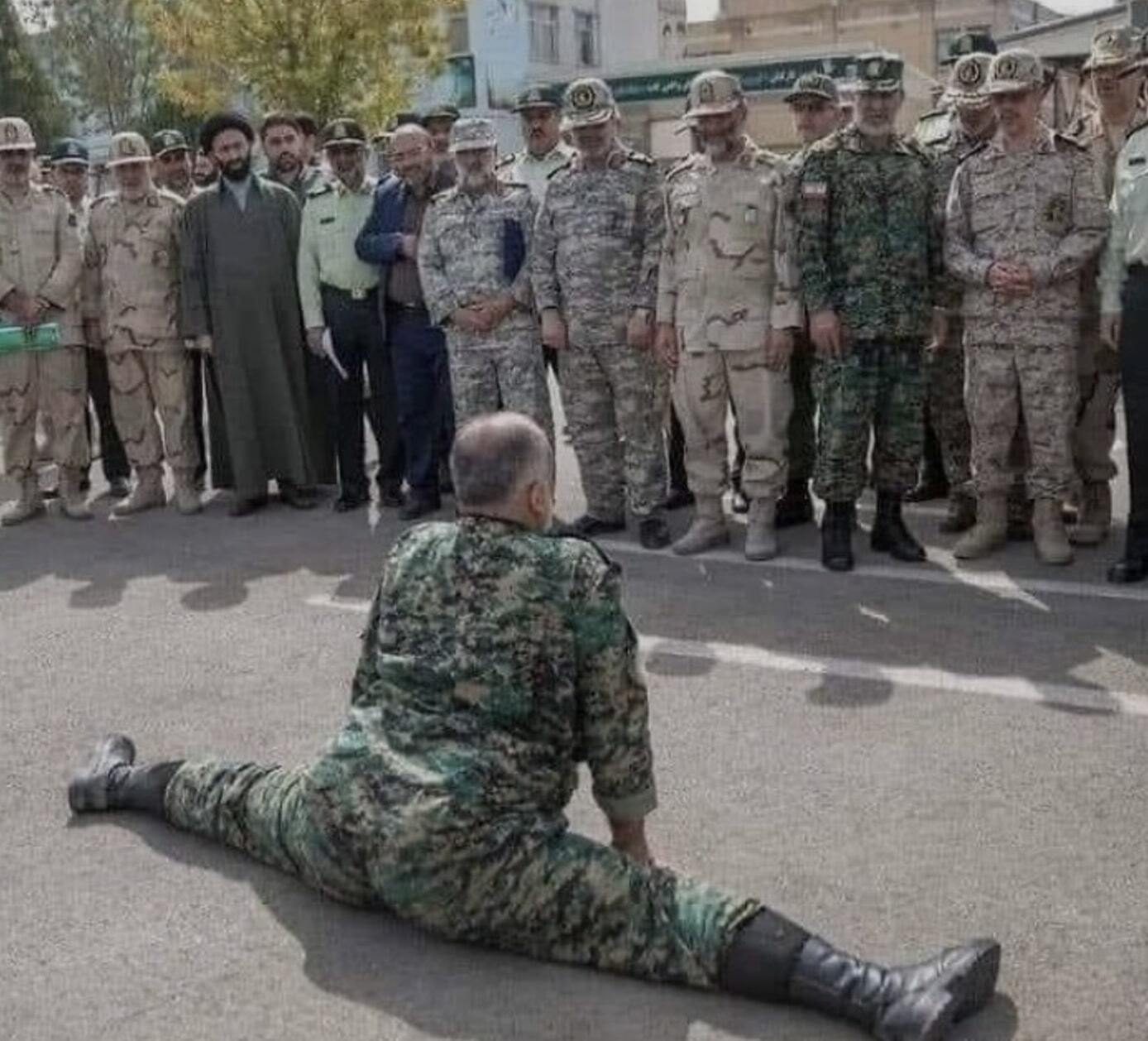 Army general doing the splits