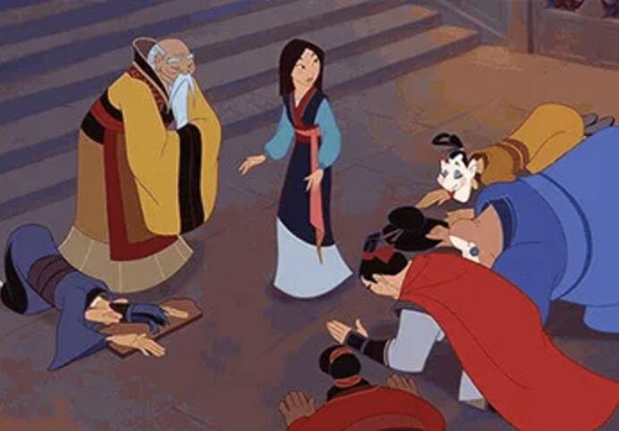 People bowing to Mulan