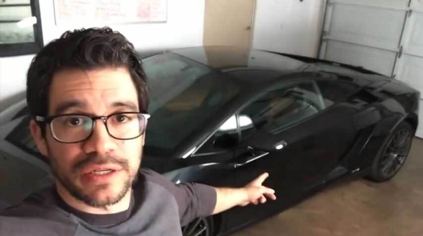 Tai Lopez standing in front of his Lamborghini